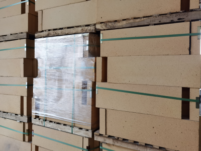 “用了你家的同步伺服電動(dòng)螺旋壓磚機(jī)，耐火磚質(zhì)量上升了很多”