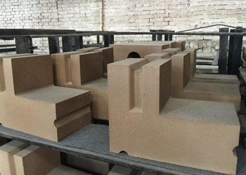 耐火磚壓磚機異型磚生產現(xiàn)場