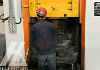 630噸電動螺旋壓力機硅莫磚生產現(xiàn)場